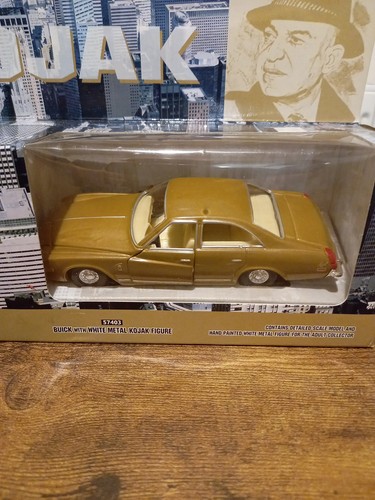 Corgi 57403 Kojak Gold Buick with White Metal Kojak Figure 1:36 Scale Model - Picture 2 of 8