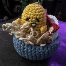 Bambola di peluche fatta a mano all'uncinetto Gudetama in ciotola ramen Hello Kitty Sanrio Inspire 