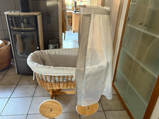 Baby Stubenwagen/Moseskorb Korb auf Holzgestell mit Rollen inkl. Himmel+Matratze
