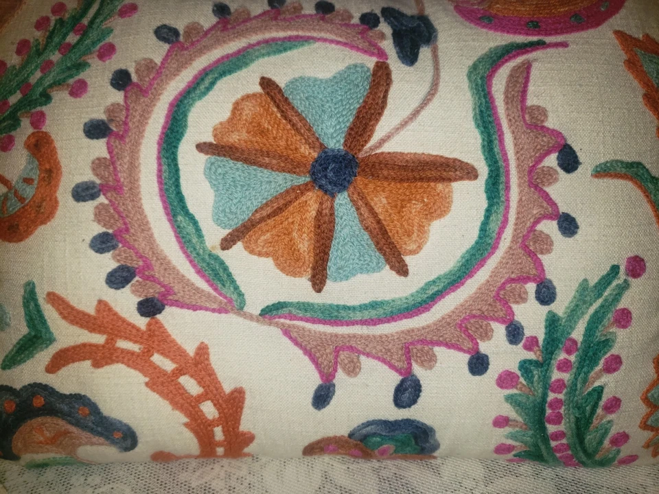 Almohada bordada Anthropologie Valeria Foto 3 de 4