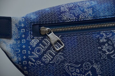 Louis Vuitton Discovery Bumbag PM Bandana Blue Monogram  display picture 3