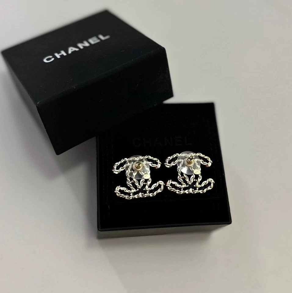 Chanel Cuero y Oro Metal CC Pendientes Negro Oro Rosa Foto 4 de 4