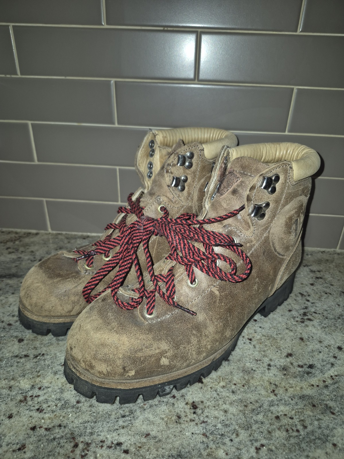 Vasque Vintage Hiking Boots 9.5 C – Vibram Sole – Brown Leather – USA Made