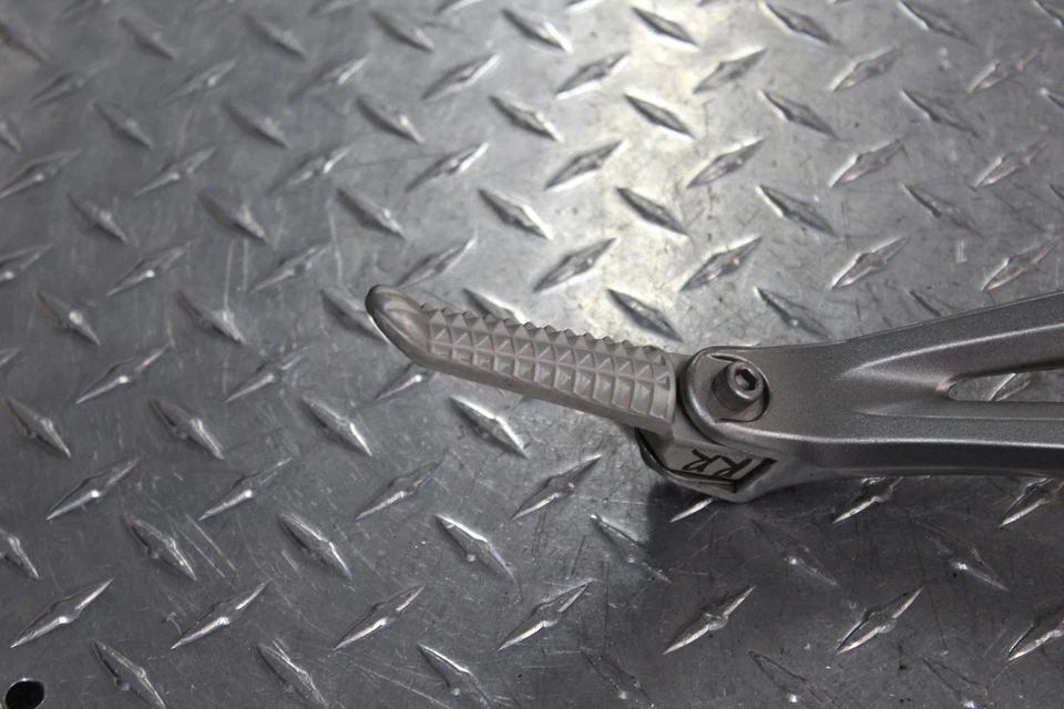 Yamaha YZF R1 2004 clavija trasera derecha pasajero Foto 2 de 4