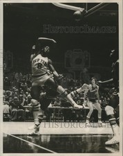 1976 Press Photo Knicks Lonnie Shelton in action vs Kings - lfx00379
