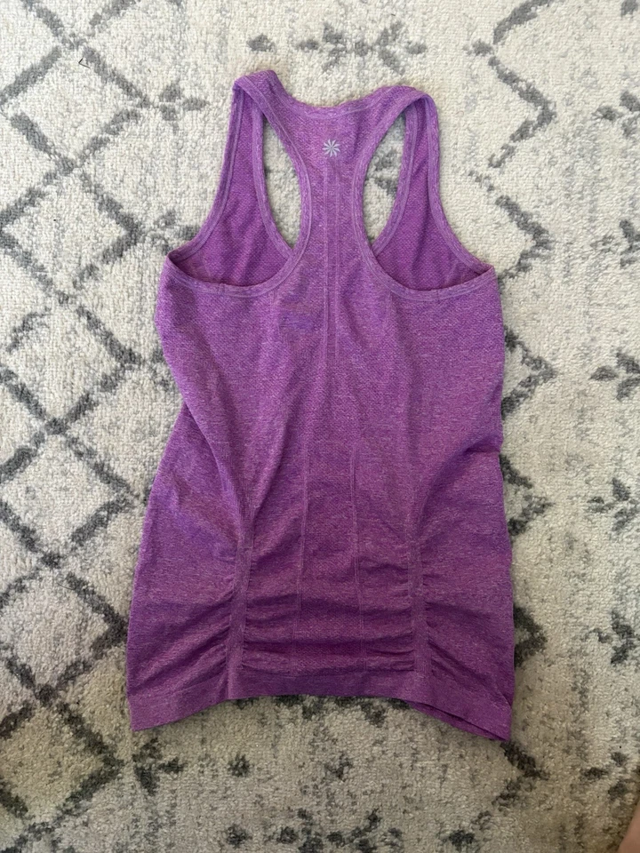 Camiseta sin mangas Athleta Fastest Track sin costuras para mujer pequeña púrpura espalda deportiva acanalada Foto 3 de 4