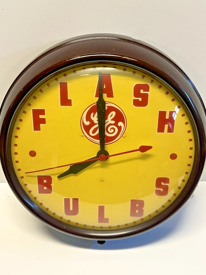 Vintage General Electric (GE) Advertising Clock Sign for "Flash Bulbs" - Image 3 of 4