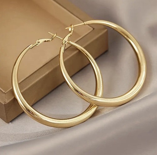 Round Golden-Tone Glossy Hoop Earrings – Chic, Simple, Ideal for Daily Wear - Bild 3 von 3