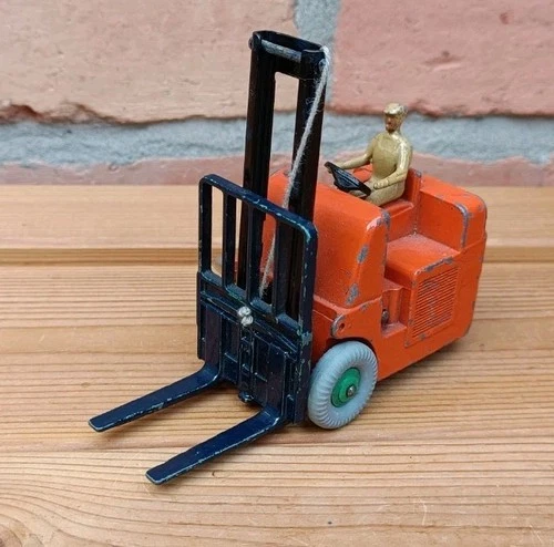 DINKY TOYS NO.14C COVENTRY CLIMAX FORK LIFT TRUCK(Lift Forks Repainted)