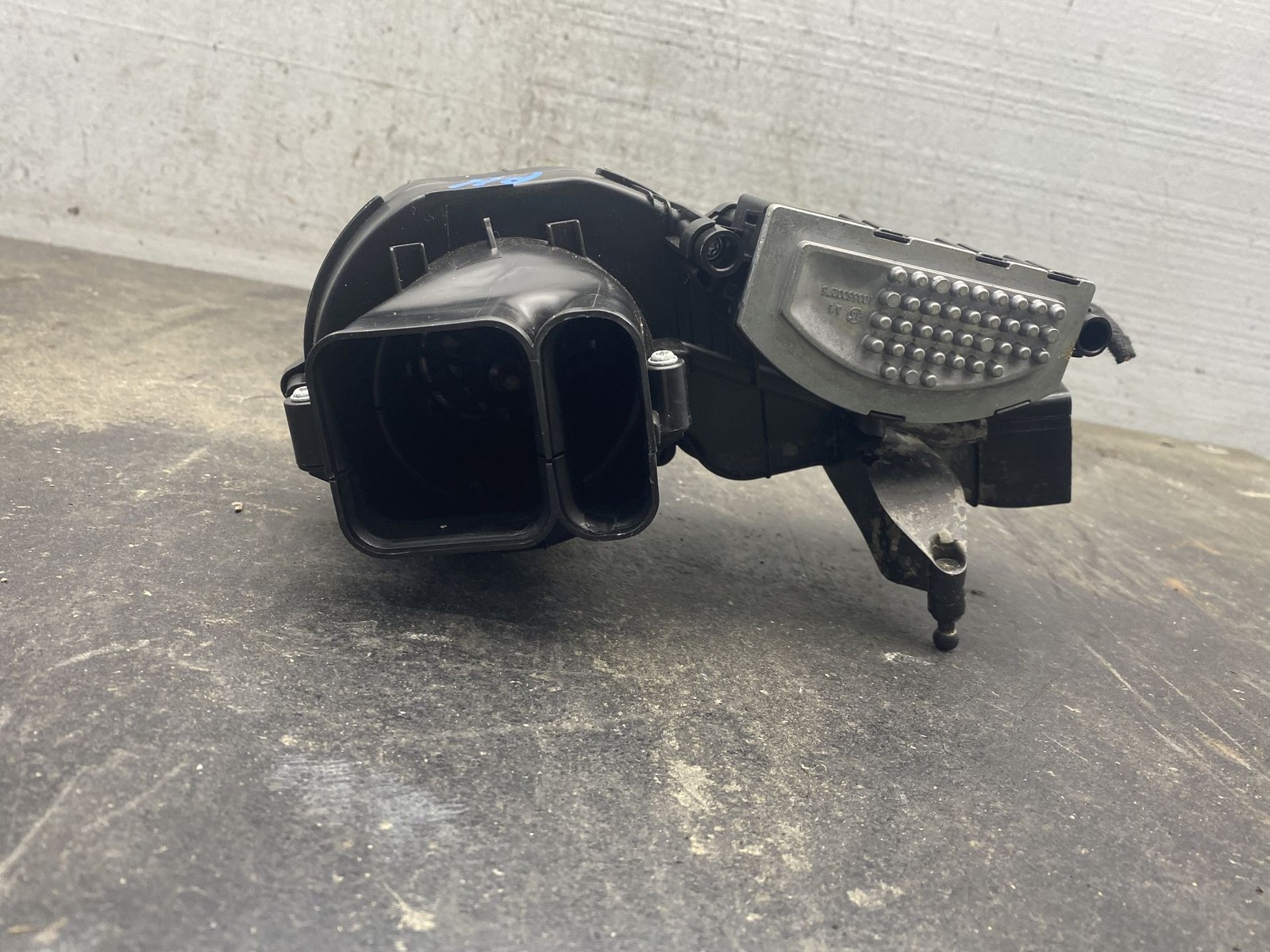 2013-2019 BENTLEY FLYING SPUR 4W 223B LEFT AIR BOOSTER BLOWER MOTOR W/ REISTOR