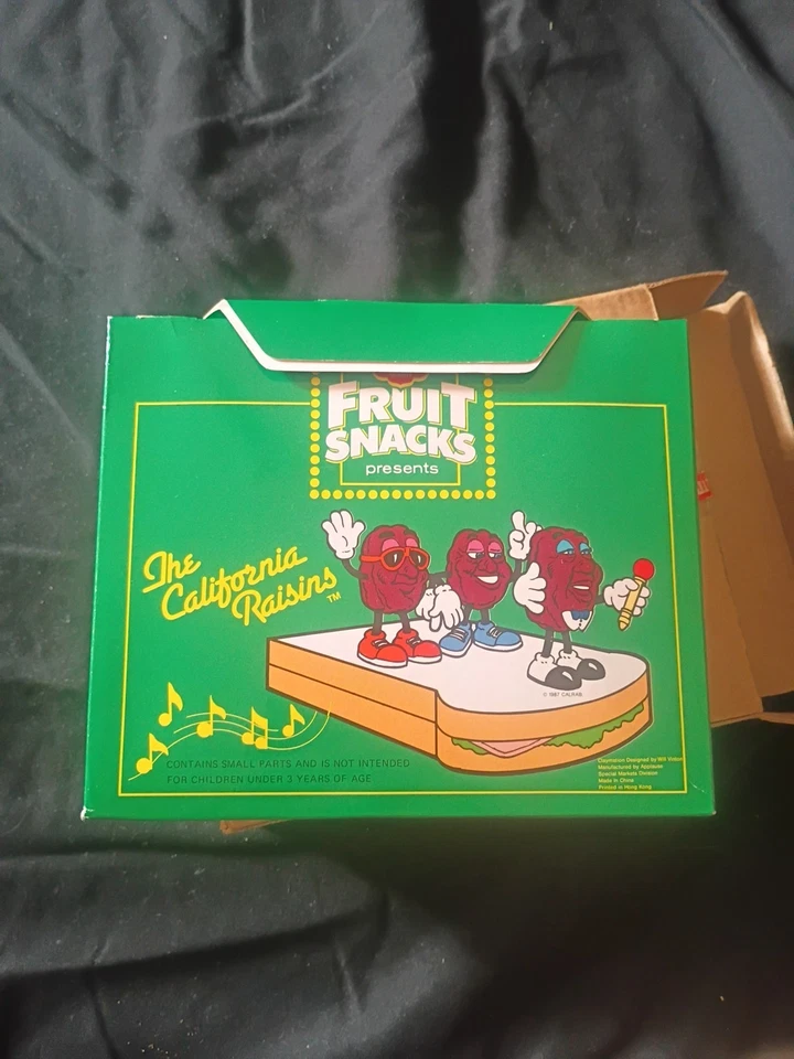 Escenario y figuras vintage de sándwich de pasas de California de los años 80 Foto 3 de 4