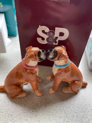 Enesco 2009 Salz & Pfefferstreuer Kissing Boxer Hunde