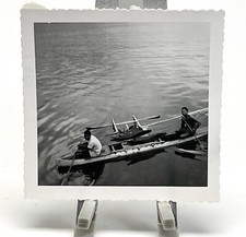 Foto coreana epoca dopoguerra nativi vendo su kayak barca isola di Manus
