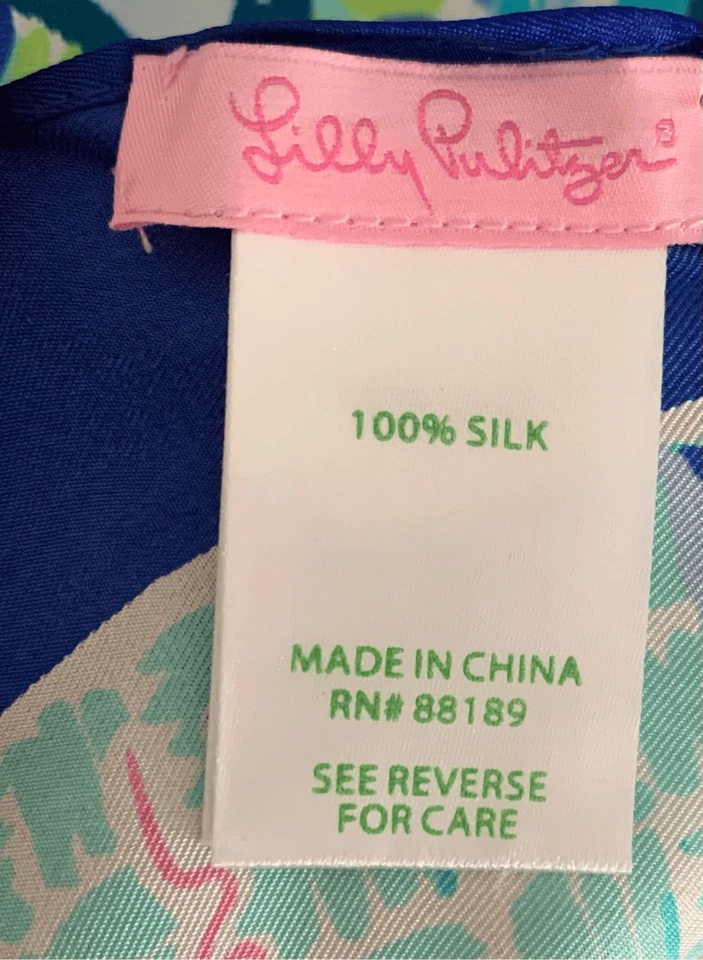 Bufanda de seda azul Lilly Pulitzer Sneak A Beak Bennet vibrante 21x21 estampado de pavo real Foto 3 de 3