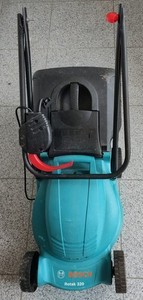 Bosch Rotak 320 Rasenmäher mit Hebelgriff für Positionierung mit neuem Messer