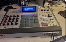 Akai Professional MPC Renaissance Sampler  Sequencer 16 Pads Tabletop Headphone