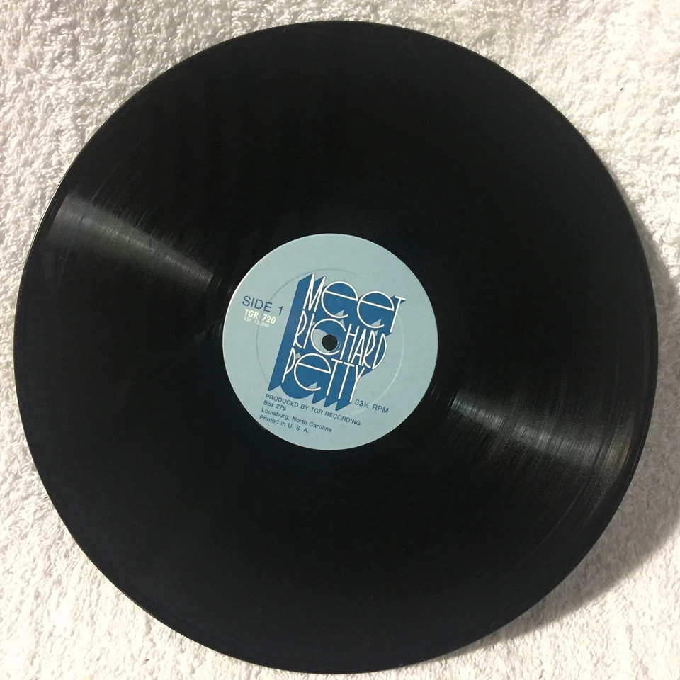 Meet Richard Petty Disco Álbum LP y Libro NASCAR Plymouth Carreras Mopar Coche NUEVO Foto 3 de 4