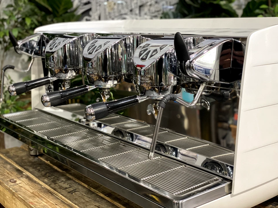 MÁQUINA DE CAFÉ ESPRESSO BLANCA VICTORIA ARDUINO WHITE EAGLE 3 GROUP COMERCIAL Foto 3 de 4