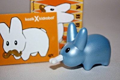 KIDROBOT HAPPY LABBIT BLUE BONE 2012 FRANK KOZIK DESIGNER ART TOY