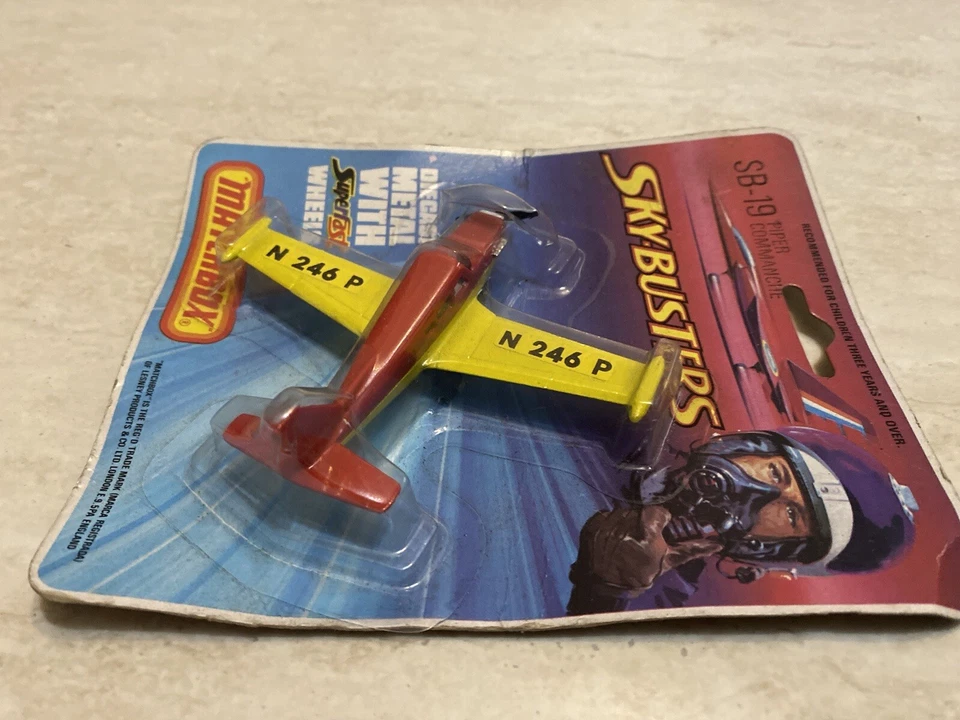 Aereo Matchbox Sky Busters die cast SB-19 1974 Piper Commanche nuovo in blister - Immagine 4 di 4