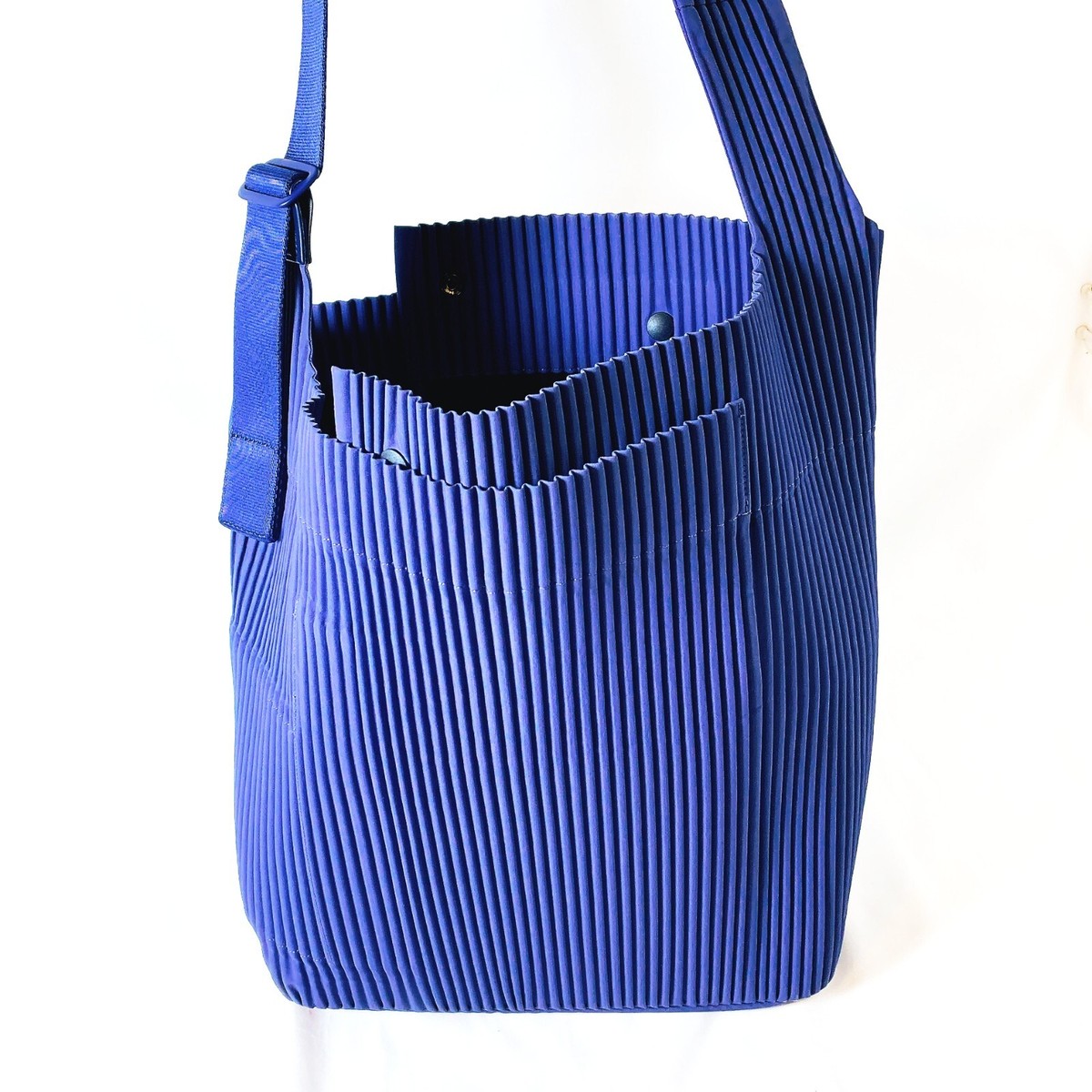 HOMME PLISSÉ ISSEY MIYAKE UTILITY Navy Blue Pleated fabric