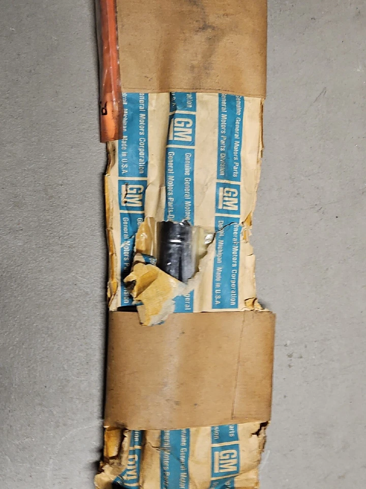 Soporte tapa compartimento trasero NOS GM 20226397 PARA 82-83 IMPALA, 80-81 OLDS 88/98 Foto 3 de 4