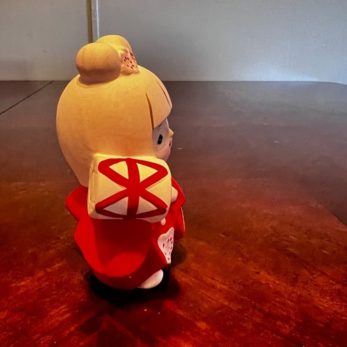 Vintage Japanese Kokeshi Doll Figurine Red Kimono Blonde Bun Hair Collectible - Picture 5 of 7