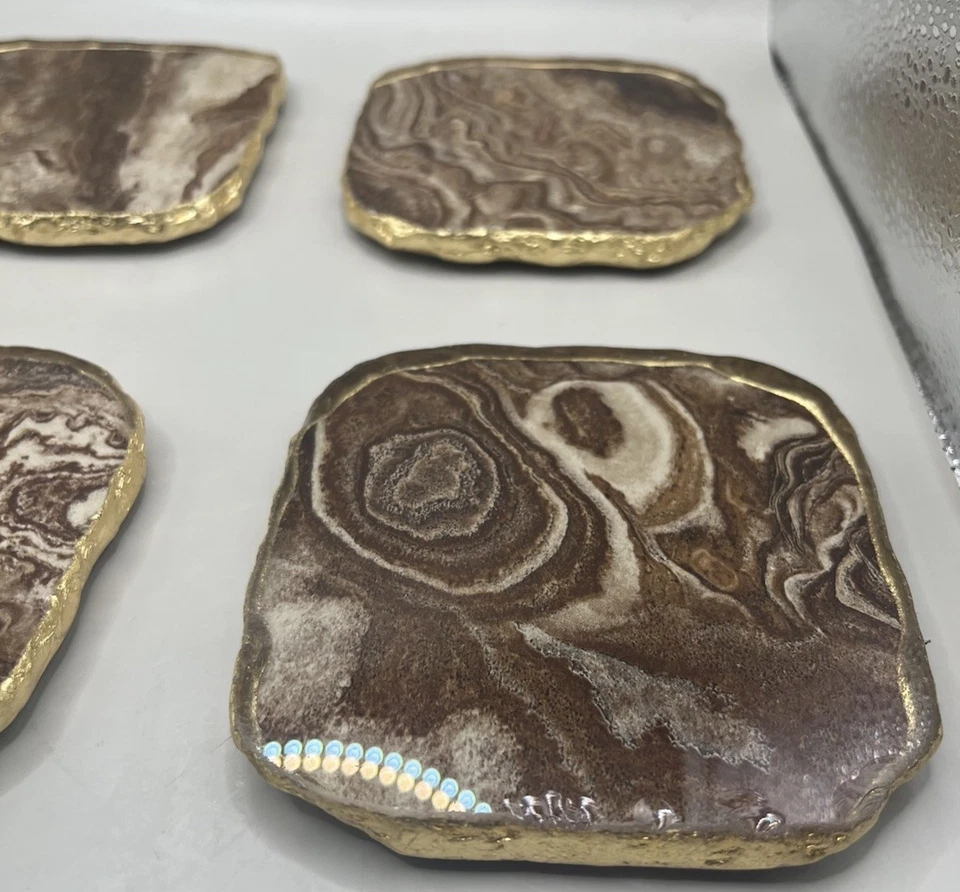 Zodax Juego de 6 posavasos cuadrados con borde dorado ágata 4” x 4”. Foto 2 de 4