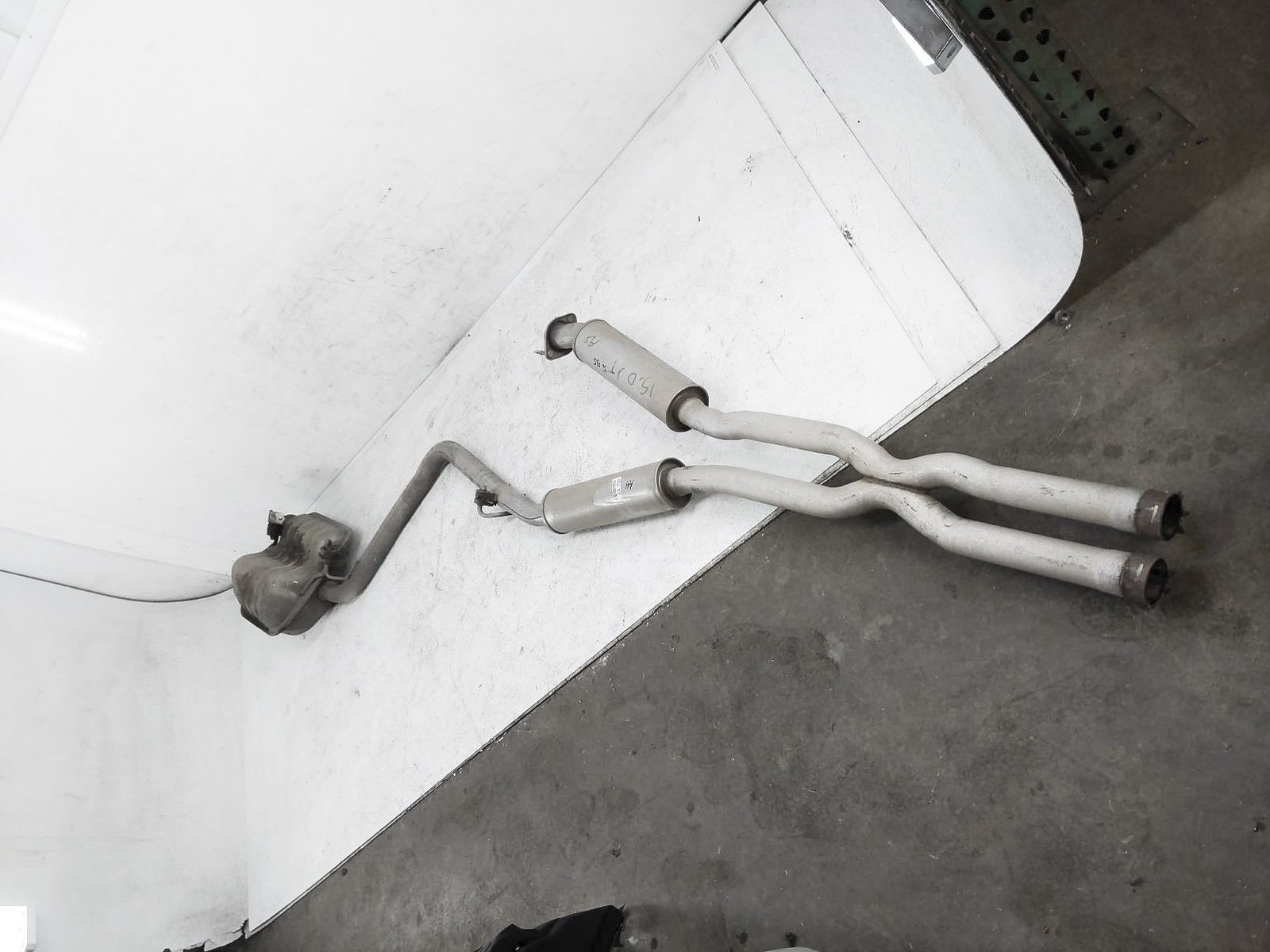 15 16 17 18 19 20 21 22 Chrysler 300 3.6 Exhaust Muffler Pipe *Dented