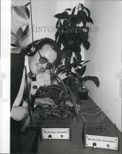 1978 Press Photo Bio Activity Translator To Listen To The Secret World of Plants
