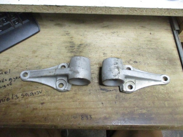 Rolls Royce Silver Shadow L&R Upper Front Suspension Lever Bushing Brackets NOS