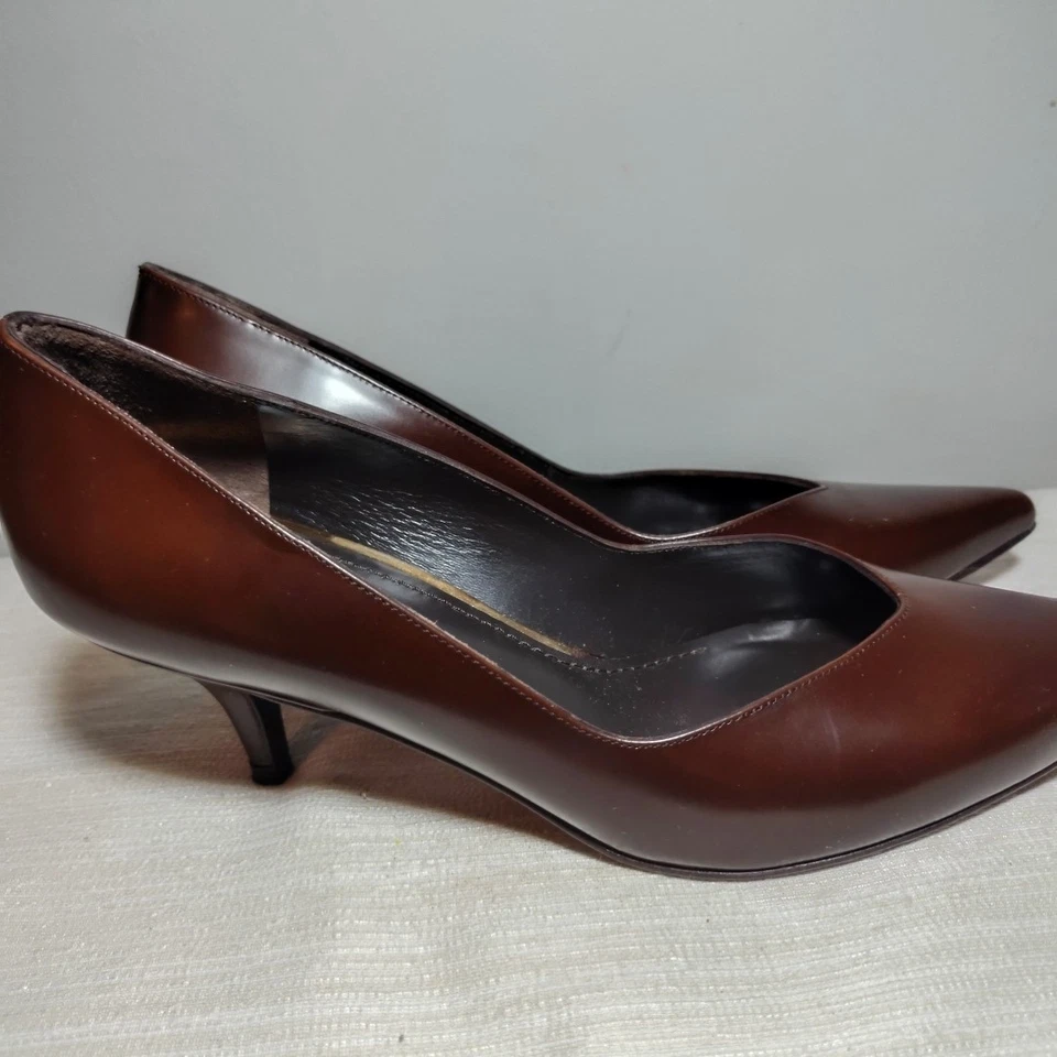 STUART WEITZMAN Cuero Chocolate 9.5 M Coqueta Clásica Spike  Foto 2 de 4