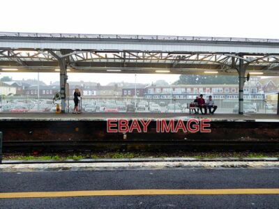 FOTO EIN QUERBAHNSTEIG BLICK AUF DEN BAHNHOF EASTBOURNE DER SEHR BELEBTE BAHNHOF IST TEMP