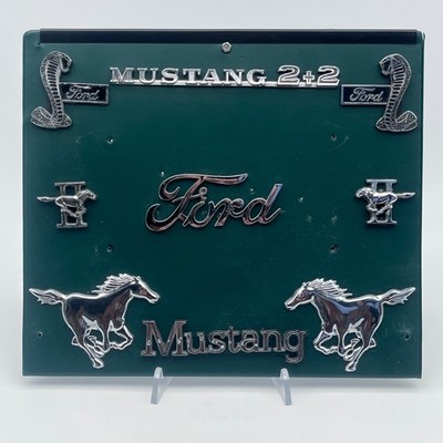 Ford Mustang Abzeichen / Schautafel - Chrom Embleme & Schriftzüge - Garagendeko