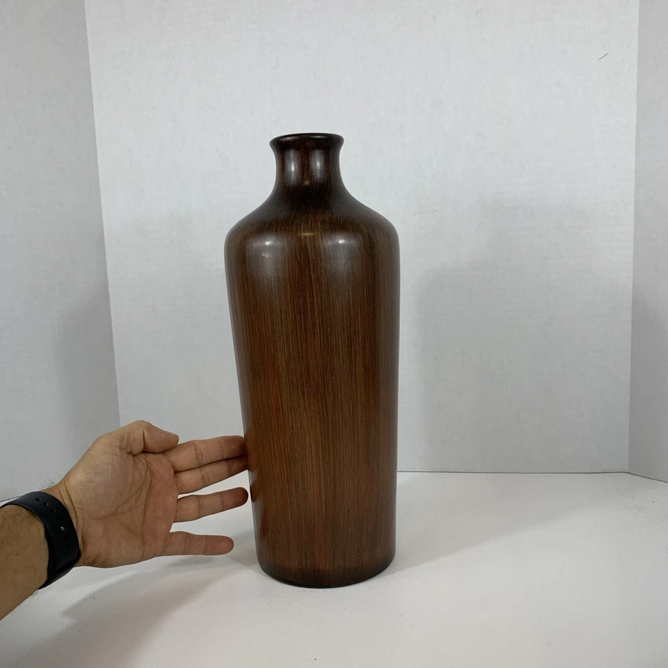 Jarrón alto de mediados de siglo estilo moderno de cerámica patrón de grano de madera marrón Foto 2 de 4