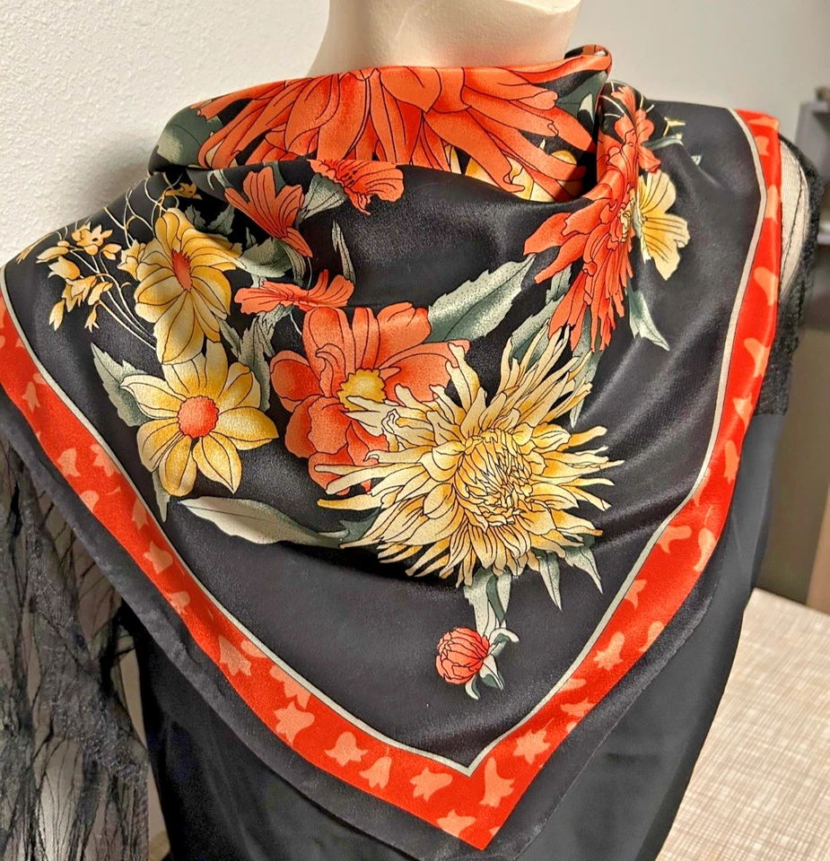 Bufanda vintage cuadrada mediana negra, naranja y dorada con patrón floral de 28 pulgadas Foto 3 de 4