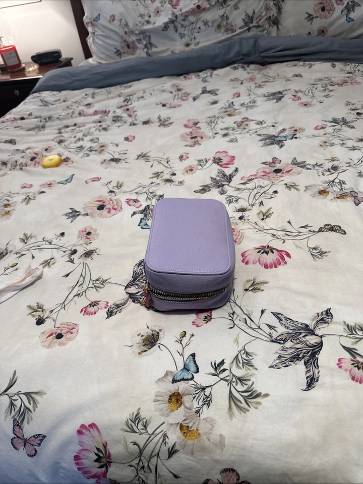 Trish McEvoy | Bolso limitado de cosméticos planificador de maquillaje de cuero vegano púrpura Foto 2 de 4