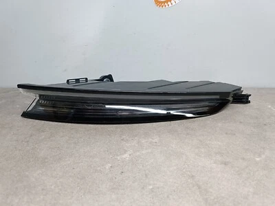 Original Porsche Taycan 9J1-2 Rücklicht LED rechts EXCLUSIVE SAE 9JA945308A US - Bild 1 von 4