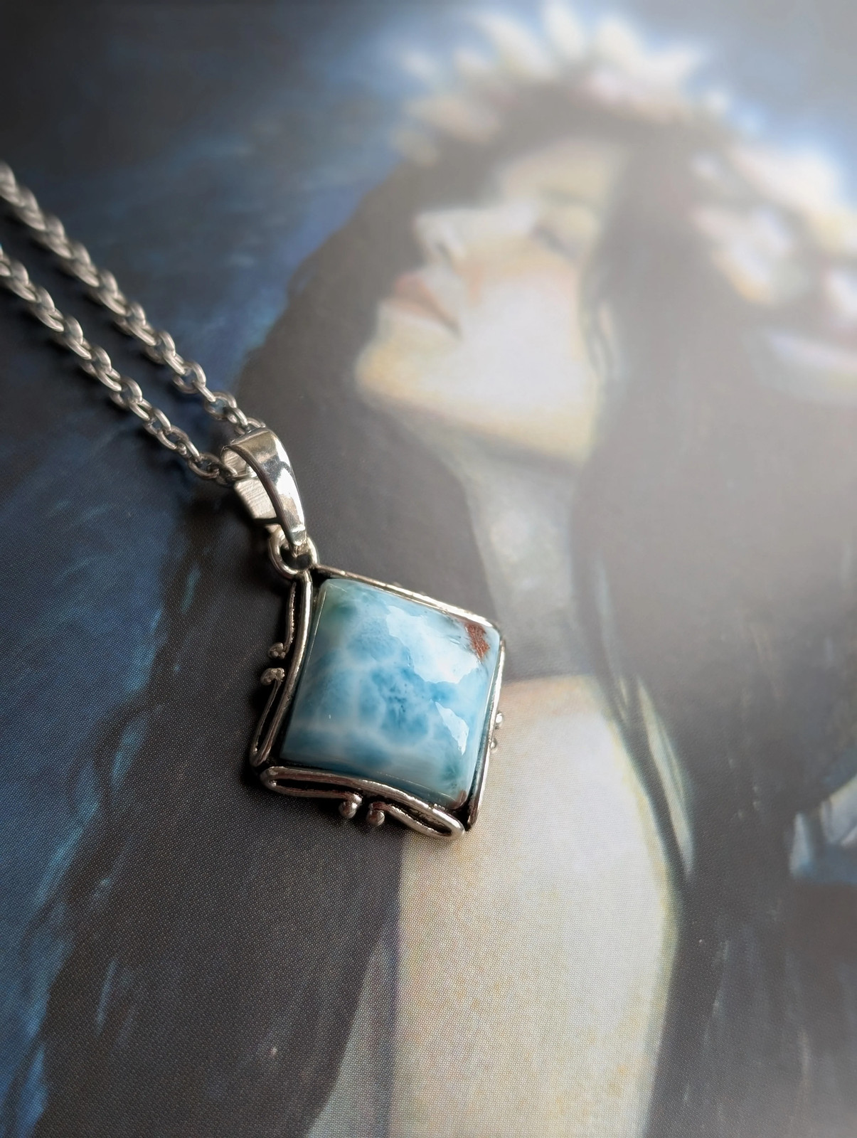 Collier avec larimar haut de gamme taillé en cabochon d'exception