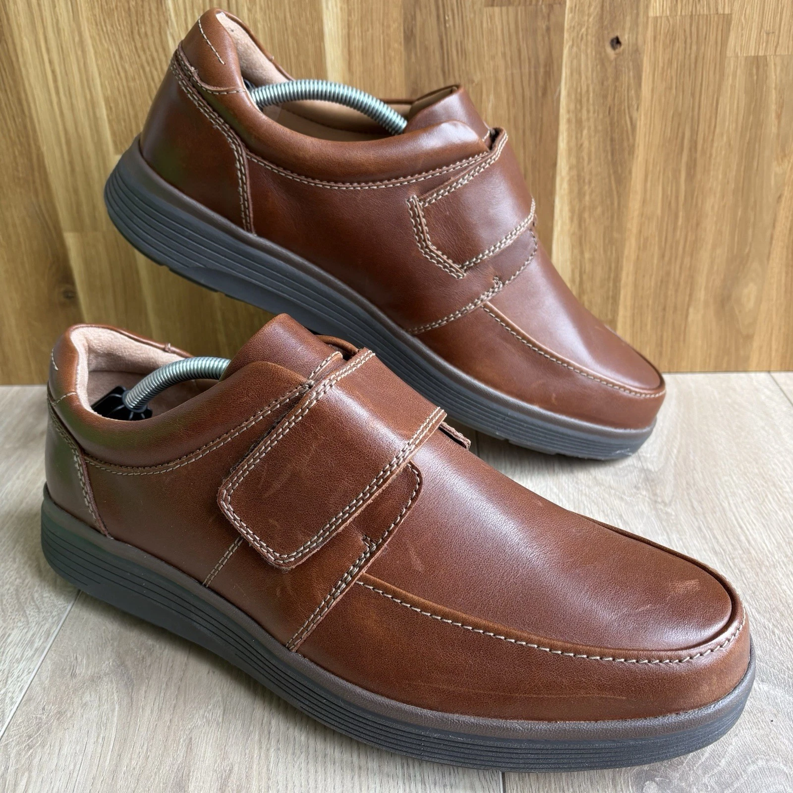 Mocassino Clarks Un Abode Strap in pelle marrone scuro vestibilità ampia taglia UK 10