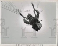 1975 Press Photo Parachutist Lt. Donald Petrash over Highlands, Texas.