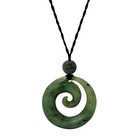 Collier Pendentif En Jade Néphrite Sculpté Maori Triple Pikorua - Vert - Longueur 84 Cm - Neuf Avec étiquettes