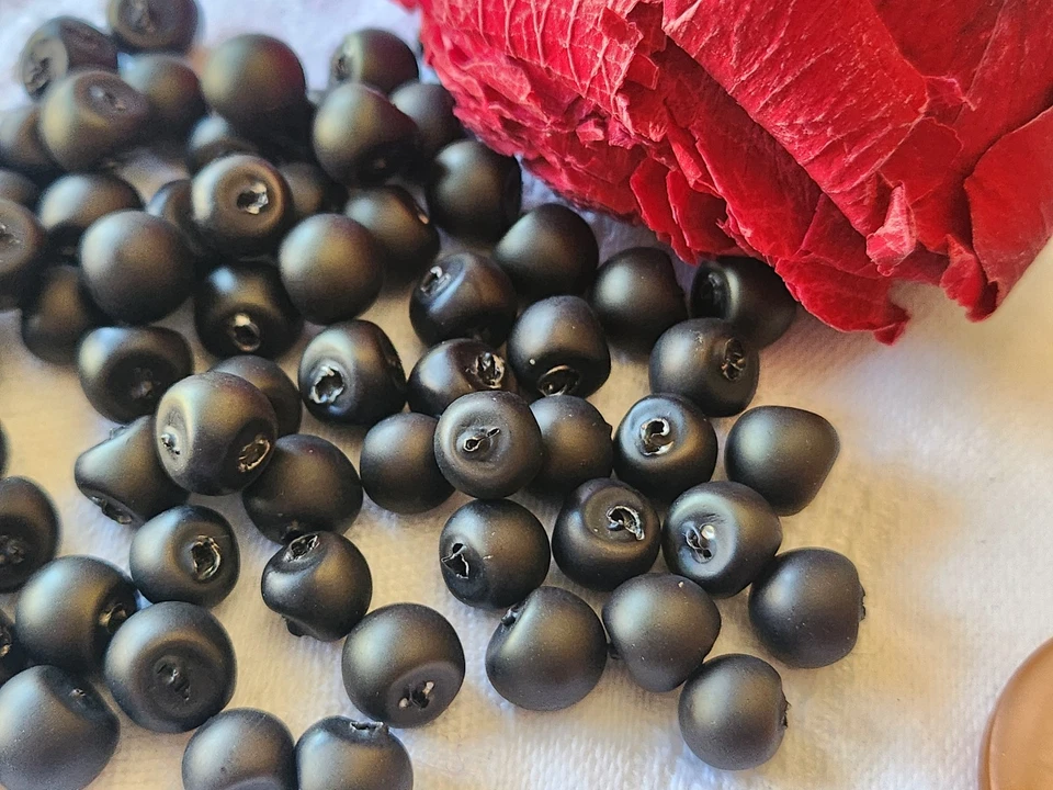 Lot 12 mini boutons anciens en verre noir/vert mat boule 0,8 cm ref 4982 - Photo 3/4
