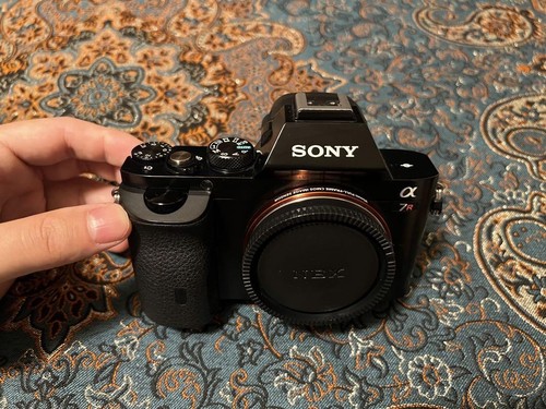 Cuerpo de cámara sin espejo de fotograma completo Sony Alpha a7R ILCE-7R solo con cargador de batería - Imagen 3 de 12