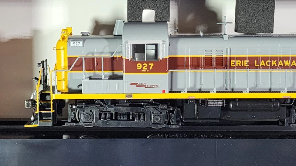 Erie Lackawanna Railroad ALCO Phase 1 RS-3 927 with DCC Lok Sound Bowser 25452 - Image 3 of 4