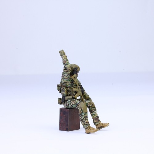 (Vorbestellung) Prolackiert 1:35 US Special Force Hubschrauber 02 Piloten & 04 Fahrer - Bild 15 von 20