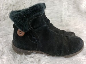 bare traps black boots
