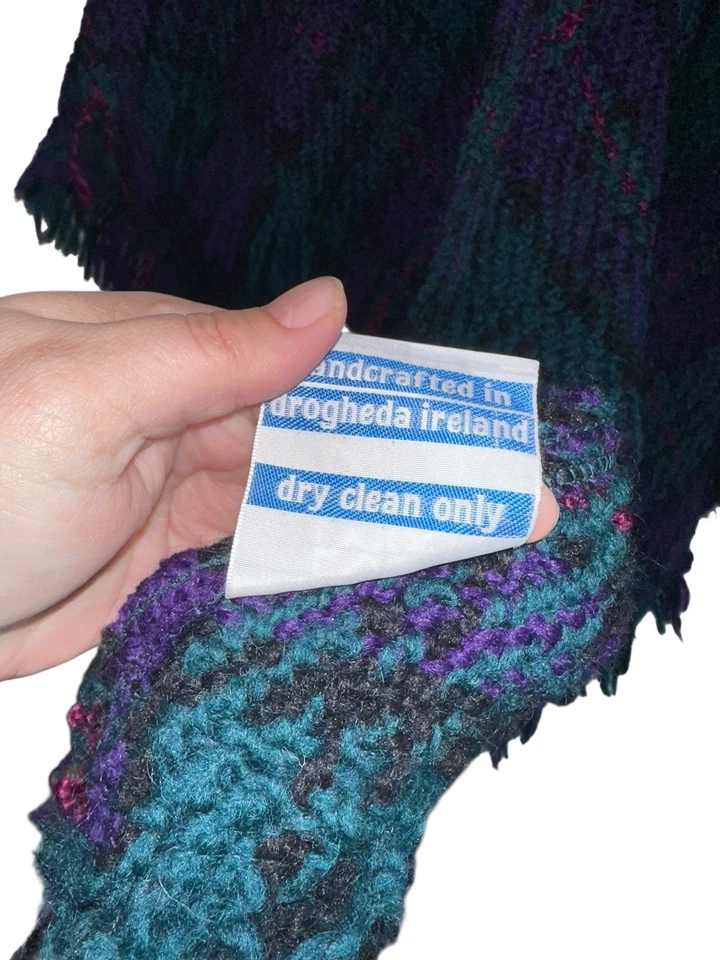 De colección Tejido O’ The Irish Mezcla de Lana Capa Envoltura Tejido Púrpura Flecos a Cuadros Foto 4 de 4