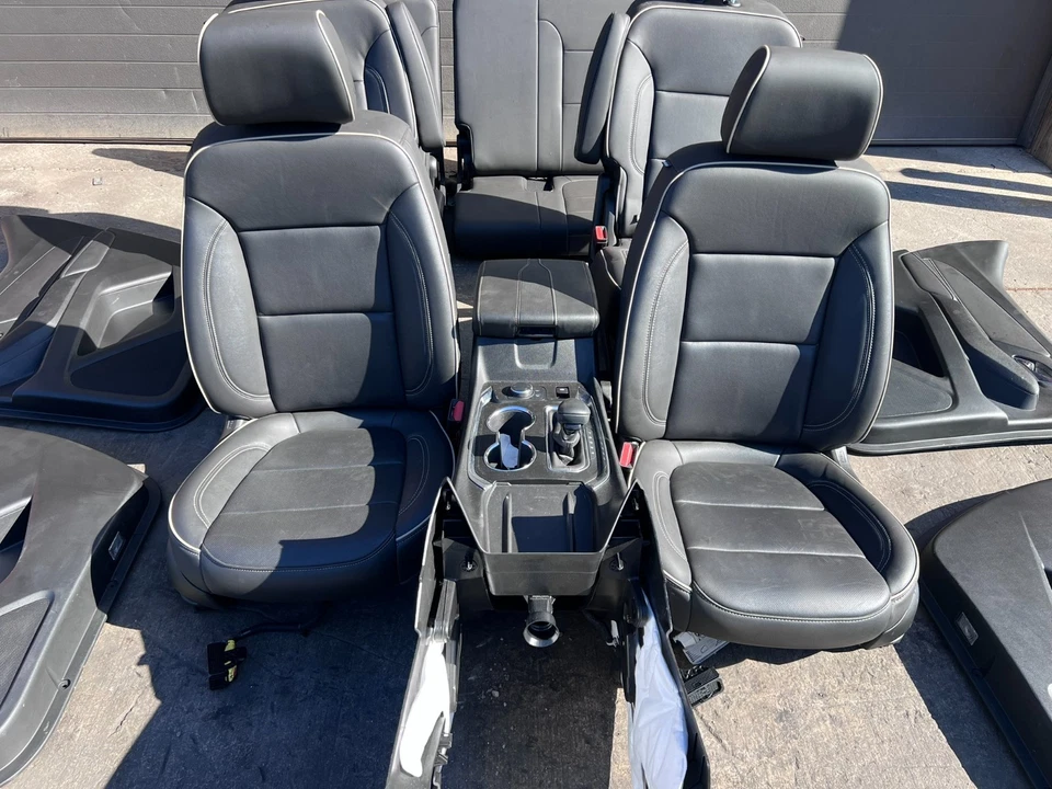 Chevy Traverse 2023 cuero asientos cubo paneles puertas traseras e interior moldura Foto 2 de 4