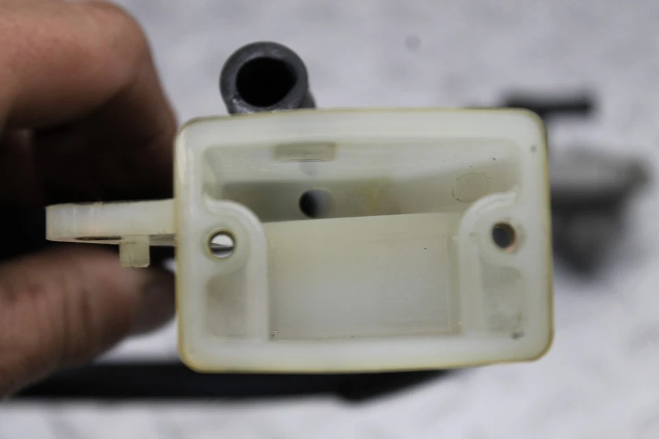 1999 SUZUKI SV650 REAR BACK BRAKE MASTER CYLINDER W RESERVOIR - Image 4 of 4